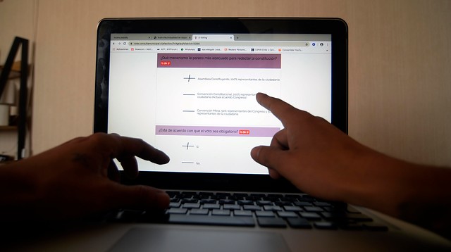 Más de 300 mil personas ya han votado en la consulta ciudadana, el proceso que pone tarea a La Moneda y a la clase política Más de 300 mil personas ya han votado en la consulta ciudadana, el proceso que pone tarea a La Moneda y a la clase política