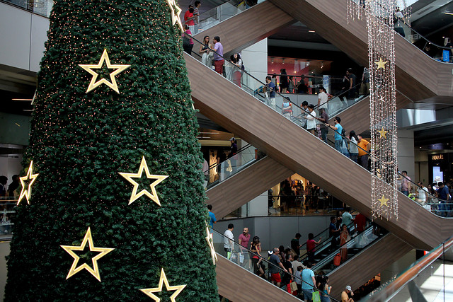 Estudio asegura que chilenos restringirán gastos navideños en un 70% mientras ventas del retail caen en picada Estudio asegura que chilenos restringirán gastos navideños en un 70% mientras ventas del retail caen en picada