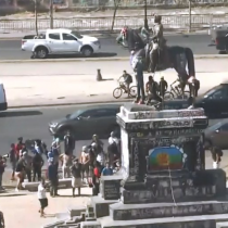 Manifestantes intentan derribar estatua del general Baquedano en Plaza Italia