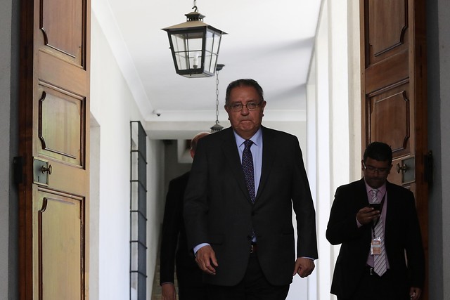 Huenchumilla pide a Piñera ocupar su derecho a guardar silencio y prolongar sus vacaciones: “No es bueno que esté con la brújula perdida” Huenchumilla pide a Piñera ocupar su derecho a guardar silencio y prolongar sus vacaciones: “No es bueno que esté con la brújula perdida”