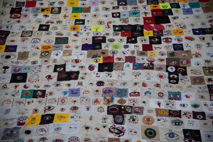 Proyecto de ojos bordados en homenaje a víctimas de lesión ocular llega al Museo de la Memoria Proyecto de ojos bordados en homenaje a víctimas de lesión ocular llega al Museo de la Memoria