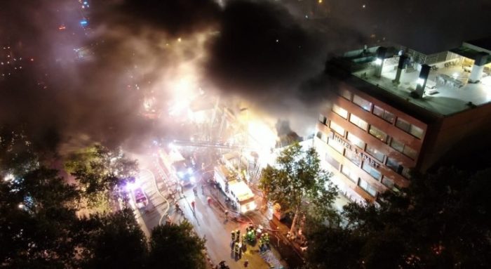 Incendio afectó a al menos ocho locales comerciales en el centro de Santiago Incendio afectó a al menos ocho locales comerciales en el centro de Santiago