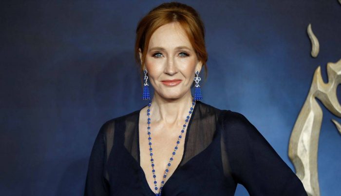 JK Rowling acusada de transfobia en Twitter por comentario sobre menstruación JK Rowling acusada de transfobia en Twitter por comentario sobre menstruación