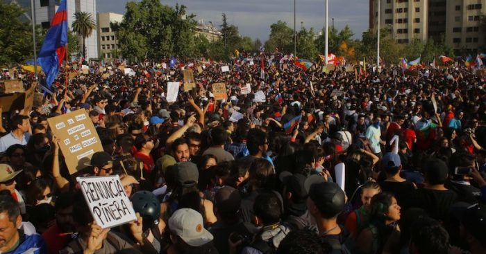 Chile como «un centro donde se batallan nuevas ideas”: el análisis del exeditor de The Economist sobre el estallido social Chile como