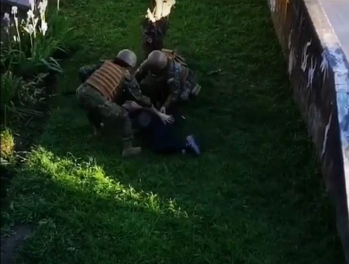 Revocan prisión preventiva a militar imputado por disparar a un hombre durante toque de queda en Concepción Revocan prisión preventiva a militar imputado por disparar a un hombre durante toque de queda en Concepción