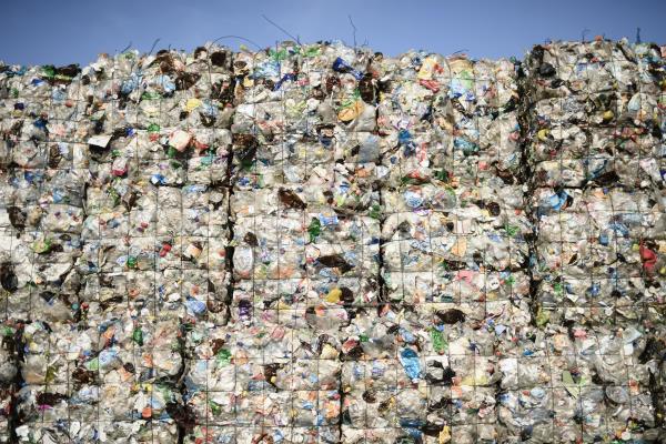 ¿Qué hacer con el plástico?: cuatro experiencias en el comercio con el problemático material ¿Qué hacer con el plástico?: cuatro experiencias en el comercio con el problemático material