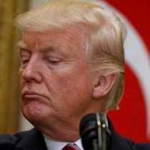 Trump celebra con las portadas de los principales diarios en discurso tras absolución del impeachment