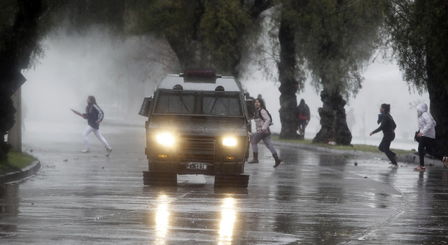 Fiscalía formalizará a cabo de Carabineros involucrado en atropello a joven durante manifestaciones Fiscalía formalizará a cabo de Carabineros involucrado en atropello a joven durante manifestaciones