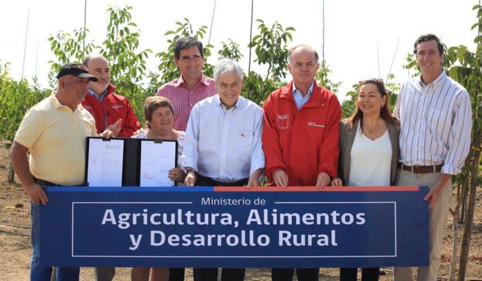 Presidente Piñera junto al Ministro Walker firman proyecto de ley que crea el Ministerio de Agricultura, Alimentos y Desarrollo Rural Presidente Piñera junto al Ministro Walker firman proyecto de ley que crea el Ministerio de Agricultura, Alimentos y Desarrollo Rural
