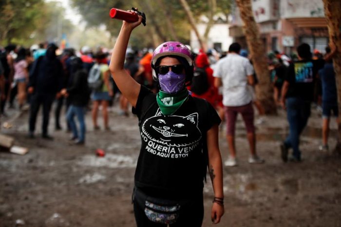 La «primera línea» de las protestas en Chile también tiene rostro de mujer La «primera línea» de las protestas en Chile también tiene rostro de mujer