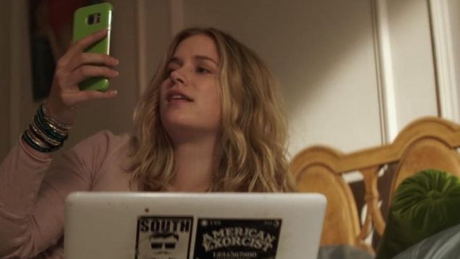 “You”: 5 cosas que deberías borrar de tus redes sociales (y que puso en evidencia la serie de Netflix)