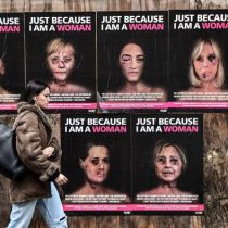 Campaña en Italia muestra a líderes mujeres con su rostro golpeado