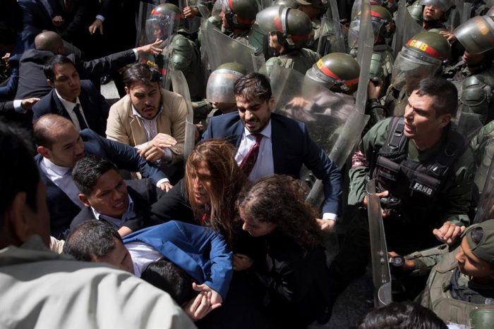 Chile condena «actos intimidatorios de dictadura de Maduro» contra diputados Chile condena