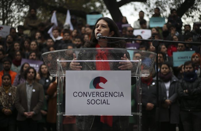 “Lo logramos porque Chile despertó”: Convergencia Social entrega firmas al Servel para legalizarse como partido político