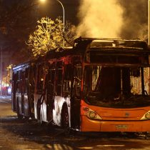 Dos buses del Transantiago fueron quemados en la tercera noche de incidentes en la capital