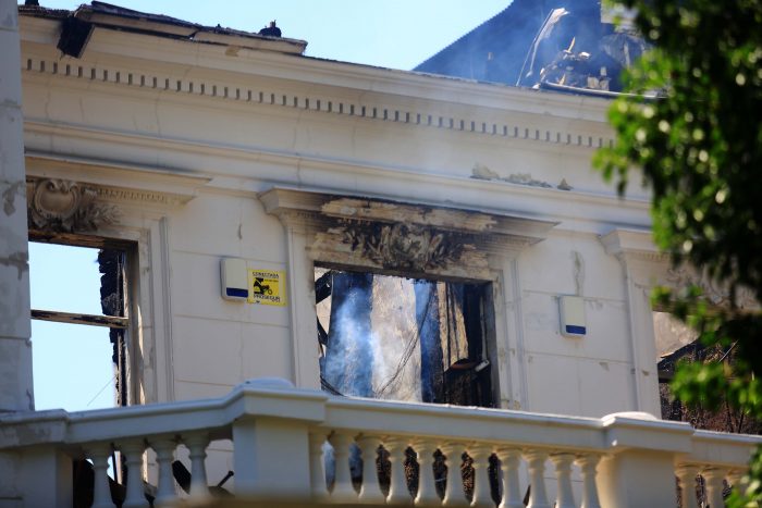 Bomberos de Santiago logró controlar incendio en la Universidad Pedro de Valdivia Bomberos de Santiago logró controlar incendio en la Universidad Pedro de Valdivia