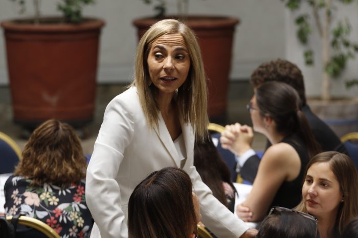 Diputadas de Comunes: “La ministra de la Mujer ha mantenido un riguroso silencio, haciéndose cómplice de la política violenta y represora de Piñera” Diputadas de Comunes: “La ministra de la Mujer ha mantenido un riguroso silencio, haciéndose cómplice de la política violenta y represora de Piñera”