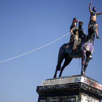 CDE presenta querella por daños a monumento al general Baquedano durante manifestaciones en Plaza Italia