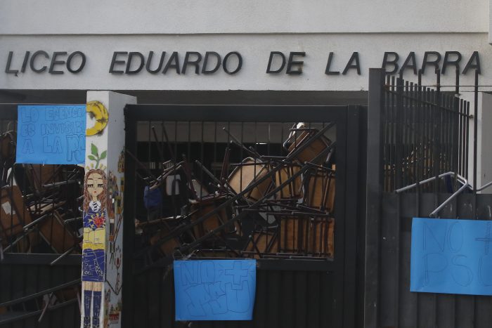 Boicot a la PSU: suspenden prueba en Quellón y en colegio de Valparaíso que amaneció tomado Boicot a la PSU: suspenden prueba en Quellón y en colegio de Valparaíso que amaneció tomado