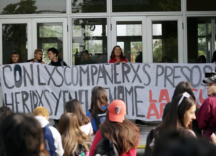 A minutos del inicio: suspenden PSU en colegio de Ñuñoa tras toma del recinto por parte de manifestantes secundarios A minutos del inicio: suspenden PSU en colegio de Ñuñoa tras toma del recinto por parte de manifestantes secundarios