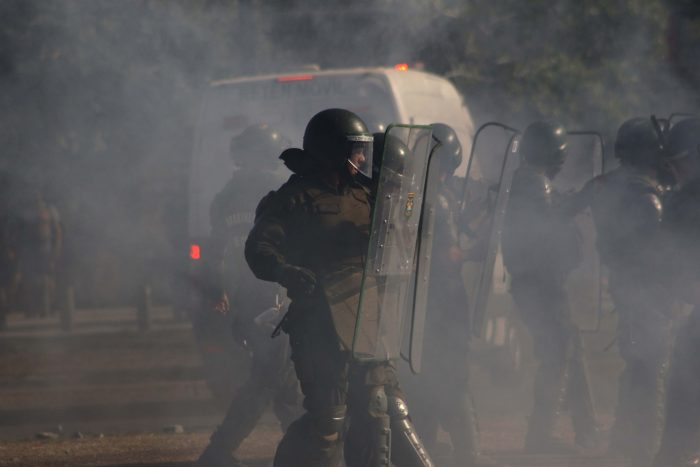 Quedó con arraigo nacional: Formalizan a carabinero acusado de causarle daño ocular a manifestante con arma antidisturbios Quedó con arraigo nacional: Formalizan a carabinero acusado de causarle daño ocular a manifestante con arma antidisturbios