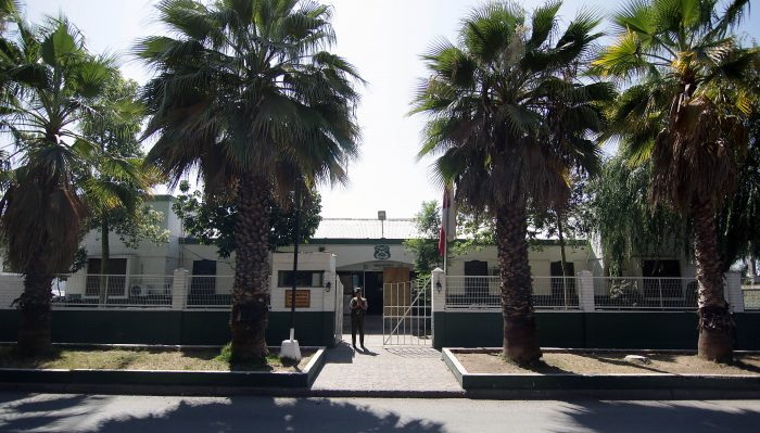 Pudahuel Sur: vecinos se manifestaron en la 55° Comisaría con restos de lacrimógenas lanzadas por Carabineros Pudahuel Sur: vecinos se manifestaron en la 55° Comisaría con restos de lacrimógenas lanzadas por Carabineros