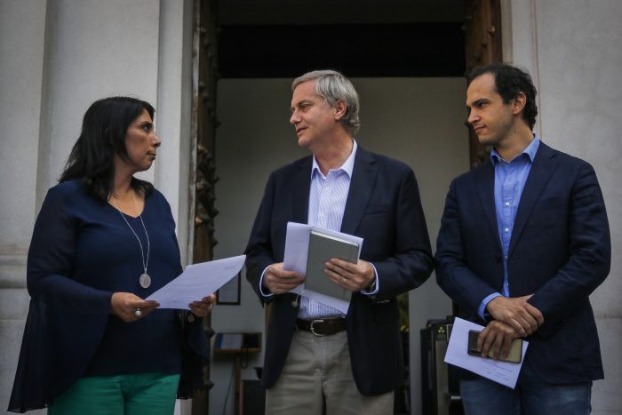 Como visita ilustre: ministra Rubilar recibió personalmente a José Antonio Kast en La Moneda tras inscripción de su partido Como visita ilustre: ministra Rubilar recibió personalmente a José Antonio Kast en La Moneda tras inscripción de su partido