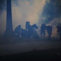 Nueva noche de violencia en Santiago deja un muerto y 3 carabineros heridos