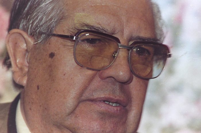 Familiares de víctimas de la dictadura valoran retiro de placas de Manuel Contreras de instalaciones del Ejército Familiares de víctimas de la dictadura valoran retiro de placas de Manuel Contreras de instalaciones del Ejército