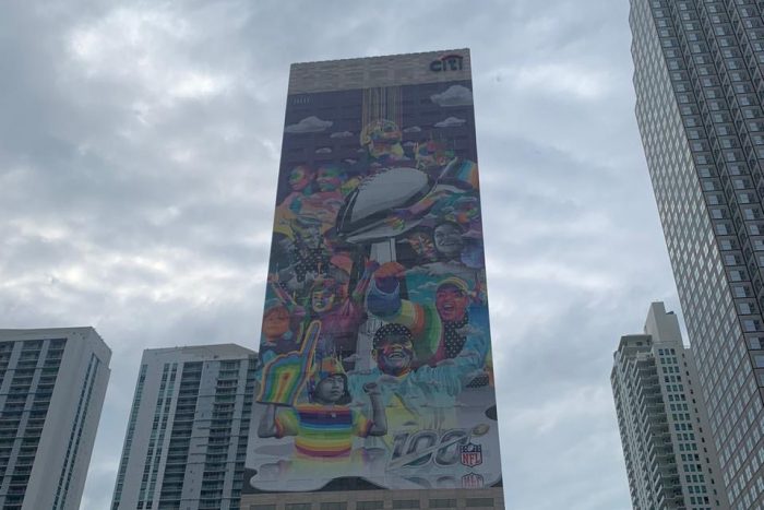 El arte del grafitero chileno Dasic Fernández llegó al Super Bowl El arte del grafitero chileno Dasic Fernández llegó al Super Bowl