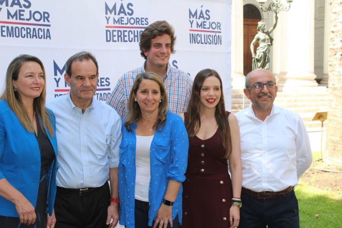 Camila Flores junto a parlamentarios RN presentan propuesta de reforma constitucional Camila Flores junto a parlamentarios RN presentan propuesta de reforma constitucional