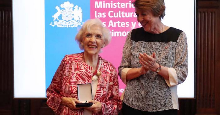 Actriz y cantante Carmen Barros recibe Orden al Mérito Pablo Neruda Actriz y cantante Carmen Barros recibe Orden al Mérito Pablo Neruda