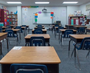 Colegio despidió a cerca de 100 trabajadores ante incertidumbre por ley que les otorga más vacaciones Colegio despidió a cerca de 100 trabajadores ante incertidumbre por ley que les otorga más vacaciones