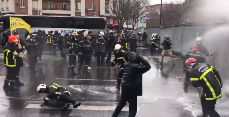 Huelga en Francia: Se registran fuertes enfrentamientos entre bomberos y la policía Huelga en Francia: Se registran fuertes enfrentamientos entre bomberos y la policía