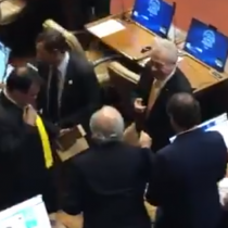 Previo a su interpelación: ministro Mañalich repartió corbatas amarillas a diputados de Chile Vamos