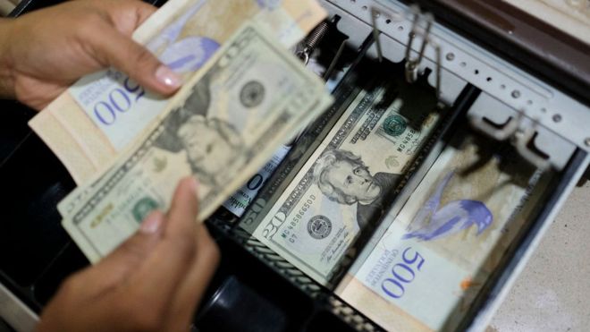 Venezuela: de dónde salen los dólares que circulan en el país (y por qué se cree que ya hay más que bolívares) Venezuela: de dónde salen los dólares que circulan en el país (y por qué se cree que ya hay más que bolívares)
