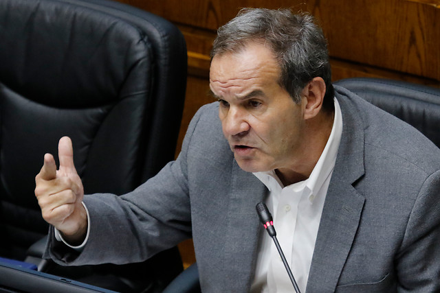 Senador Allamand (RN) se declara en contra de reapertura malls pero a favor de retorno de funcionarios públicos Senador Allamand (RN) se declara en contra de reapertura malls pero a favor de retorno de funcionarios públicos
