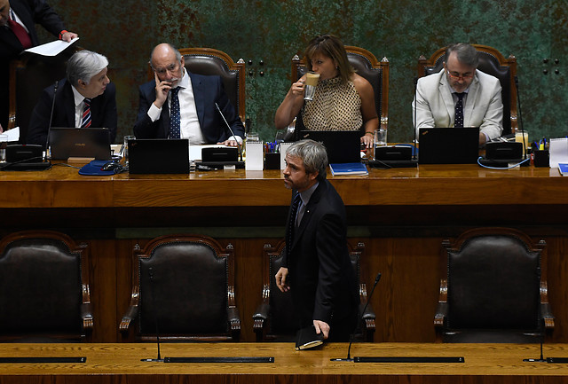 En medio de críticas al Senado y gestiones de Blumel con la DC, proyecto de ley antisaqueos queda para este jueves en la Cámara En medio de críticas al Senado y gestiones de Blumel con la DC, proyecto de ley antisaqueos queda para este jueves en la Cámara