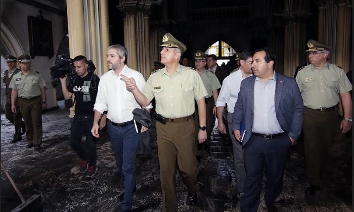 En picada: intenso despliegue comunicacional del Gobierno y Carabineros para condenar quema a iglesia San Francisco de Borja En picada: intenso despliegue comunicacional del Gobierno y Carabineros para condenar quema a iglesia San Francisco de Borja