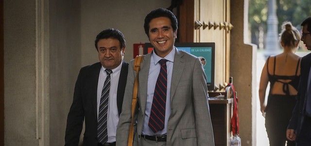 Gobierno trata de no perder el control e impone la prescindencia a sus ministros ante el plebiscito del 26 de abril Gobierno trata de no perder el control e impone la prescindencia a sus ministros ante el plebiscito del 26 de abril