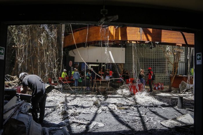 Directora del Centro Arte Alameda presentó querella por incendio e insiste en que siniestro se generó por bombas lacrimógenas Directora del Centro Arte Alameda presentó querella por incendio e insiste en que siniestro se generó por bombas lacrimógenas