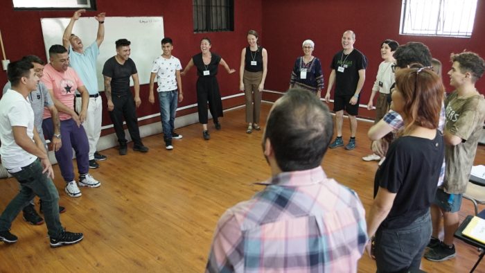 Compañía de teatro inglesa realizó una clase para personas privadas de libertad de Colina 1 Compañía de teatro inglesa realizó una clase para personas privadas de libertad de Colina 1