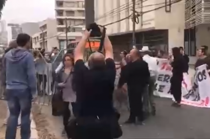 Enfrentamientos entre apoderados y manifestantes marcan la jornada de la PSU en sede de Valparaíso Enfrentamientos entre apoderados y manifestantes marcan la jornada de la PSU en sede de Valparaíso