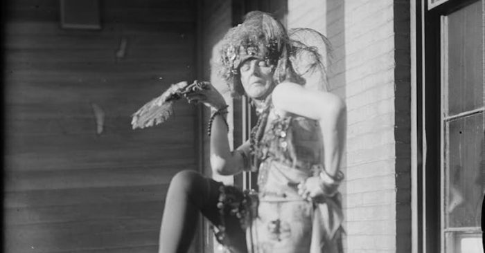 La baronesa dadá y el urinario de Duchamp La baronesa dadá y el urinario de Duchamp