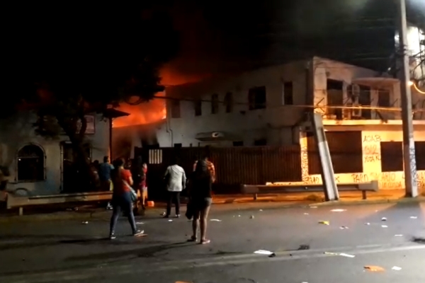 Jornada de violencia en Santiago deja 1 manifestante muerto, 33 carabineros heridos, una gobernación incendiada y supermercados saqueados Jornada de violencia en Santiago deja 1 manifestante muerto, 33 carabineros heridos, una gobernación incendiada y supermercados saqueados
