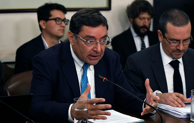 Guevara no cede ni un centímetro: intendente se defiende ante comisión e insiste en endosarle la responsabilidad a Carabineros Guevara no cede ni un centímetro: intendente se defiende ante comisión e insiste en endosarle la responsabilidad a Carabineros