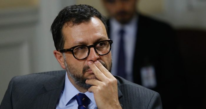 La Moneda no logra dar vuelta la página del Informe Big Data: senador Araya oficia a Contraloría por tráfico de influencias y faltas a Ley del Lobby La Moneda no logra dar vuelta la página del Informe Big Data: senador Araya oficia a Contraloría por tráfico de influencias y faltas a Ley del Lobby