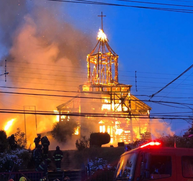 Incendio destruye completamente la histórica Iglesia San Francisco de Ancud Incendio destruye completamente la histórica Iglesia San Francisco de Ancud