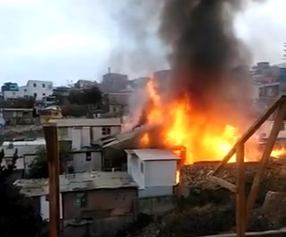 Incendio en Cerro Larraín de Valparaíso deja cinco casas calcinadas Incendio en Cerro Larraín de Valparaíso deja cinco casas calcinadas