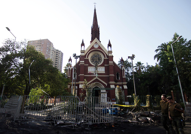 Carabineros informa que detuvo a sospechoso de provocar incendio en iglesia San Francisco de Borja Carabineros informa que detuvo a sospechoso de provocar incendio en iglesia San Francisco de Borja